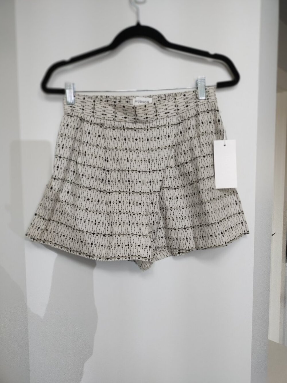 Brand new HUDSON linen blend shorts with pockets
